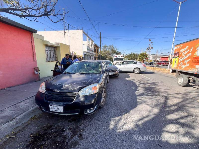 $!Los tres vehículos involucrados quedaron con daños materiales; por fortuna, no se registraron personas lesionadas de gravedad.