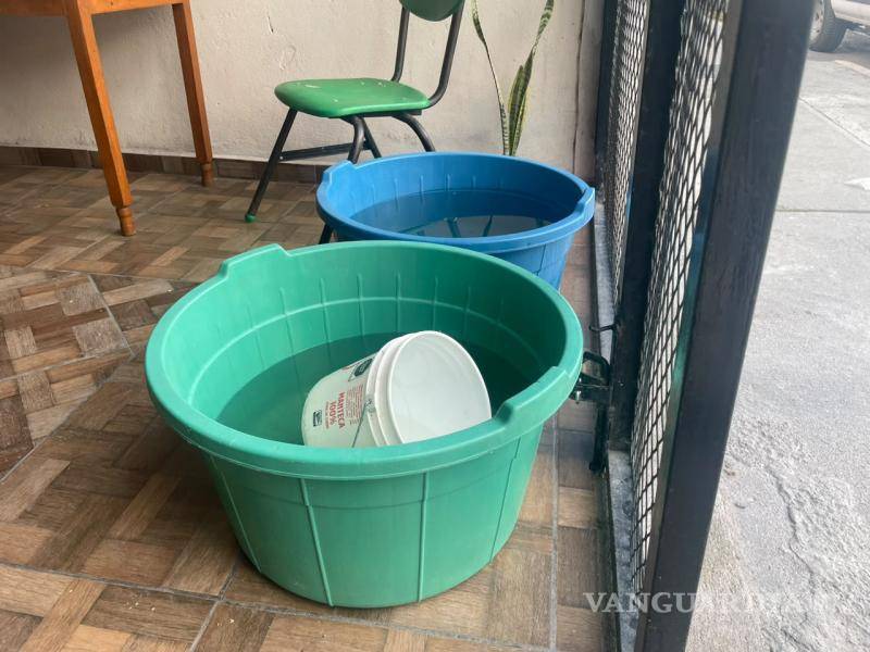 $!El desabasto ha obligado a vecinos a almacenar agua en tinacos y otros recipientes para cubrir sus necesidades.