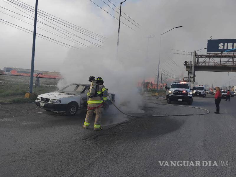 $!El Nissan Tsuru fue consumido por el fuego antes de ser controlado por los bomberos de Ramos Arizpe.