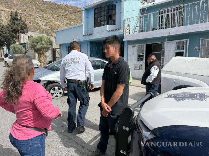 $!El conductor de 19 años salió ileso tras la aparatosa volcadura en calles angostas de la colonia.