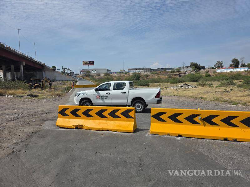 $!Elementos de seguridad supervisan el cierre del acceso vehicular bajo el puente Solidaridad.