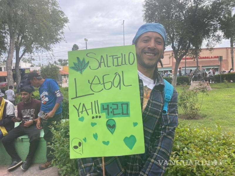 $!Participantes de la marcha portaron pancartas con el lema “Legalización cannabis de calidad y para todos”, exigiendo una regulación justa y accesible.