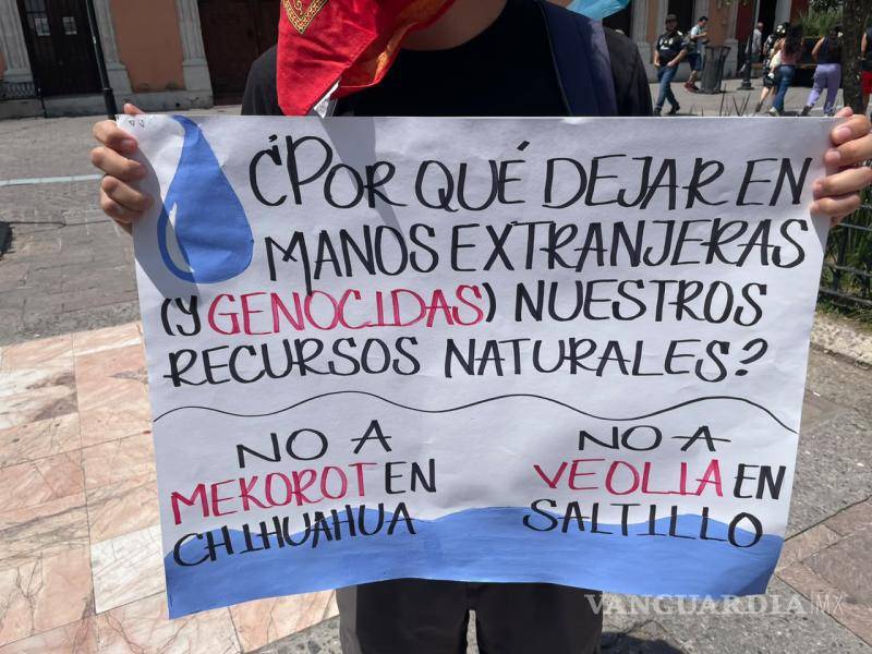 $!Cerca de 30 personas marcharon por calles de Saltillo para exigir el rompimiento de las relaciones con Israel, manifestar su respaldo al pueblo palestino y rechazar acuerdos relacionados con la gestión del agua.