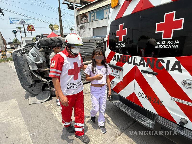 $!Los cuerpos de emergencia atendieron a los integrantes de una familia que resultaron ilesos, entre los cuales había dos menores.