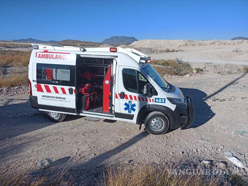 $!Una ambulancia de Bomberos de Ramos Arizpe llegó rápidamente para atender la emergencia.