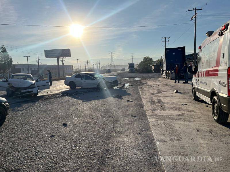 $!Dos personas que viajaban en el Chevrolet Corsa fueron trasladadas a un hospital para valoración médica preventiva.