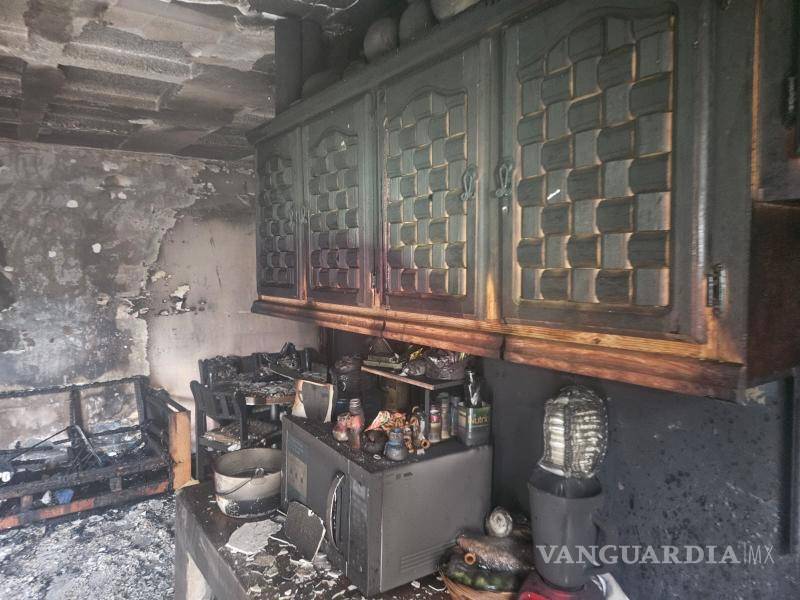 $!Elementos del cuerpo de bomberos trabajaron durante varios minutos para sofocar un incendio que consumió gran parte de una vivienda en la colonia Saltillo 2000, donde se reportaron pérdidas materiales significativas.