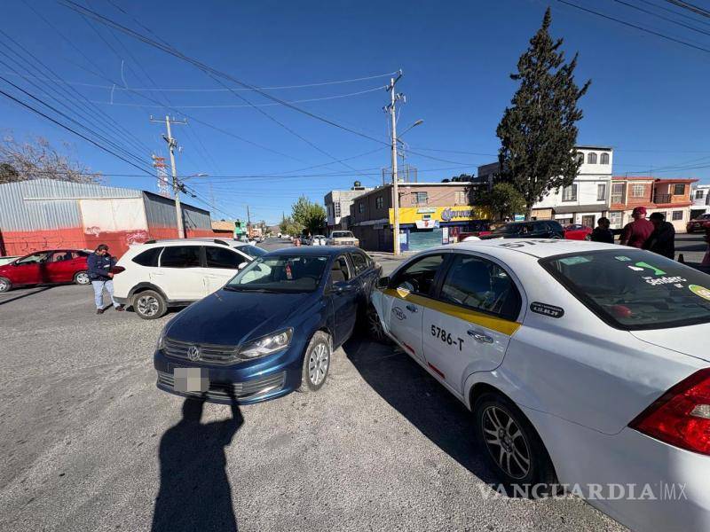 $!Paramédicos atendieron a los conductores en el lugar del accidente.