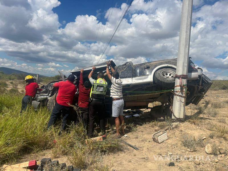 $!Testigos del accidente ayudaron a rescatar a quienes quedaron atrapados.