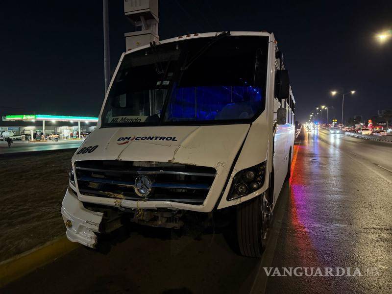 $!El operador de transporte de personal no guardó distancia y causó el accidente en la colonia Valle de las Flores.