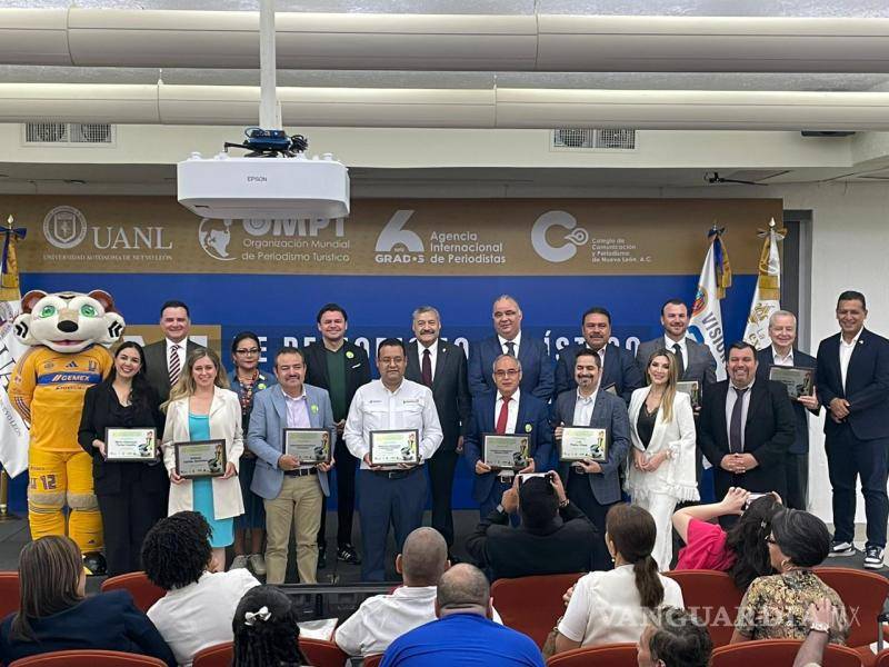$!Durante el evento, la OCV Saltillo recibió un reconocimiento por su promoción del turismo en manos de Rodarte.