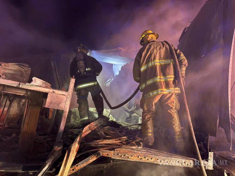 $!Personal de Capufe acudió al kilómetro 205+800 para sofocar el incendio y apoyar en las labores de seguridad vial.