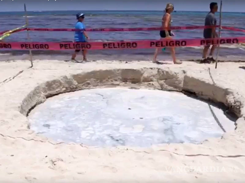 $!Así luce el tremendo socavón que apareció en una playa de Quintana Roo