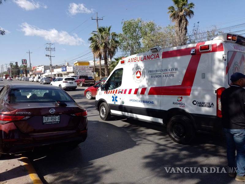 $!La mujer fue impactada y lanzada contra el cristal.