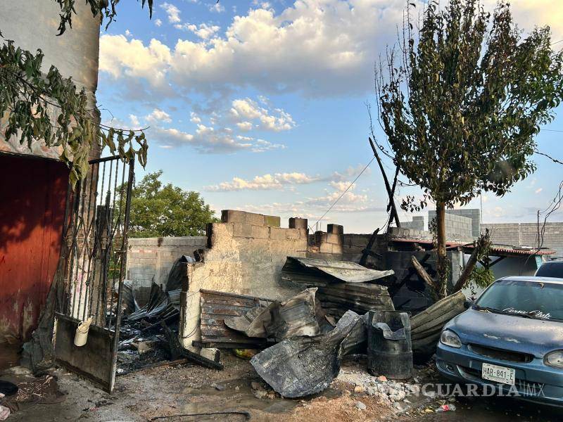 $!Vecinos del sector intentaron contener el incendio con cubetas de agua antes de que llegaran los cuerpos de emergencia.