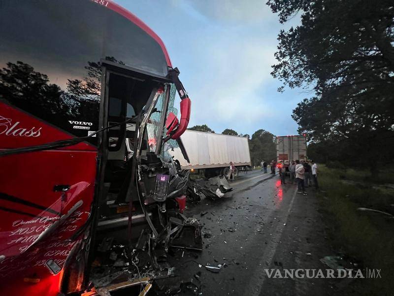 $!Oficiales de la Guardia Nacional trabajando en el lugar del accidente y gestionando el retiro de los vehículos.