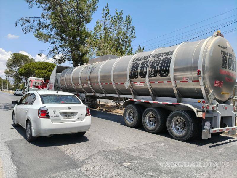 $!El operador de la unidad no logró acreditar con la documentación correspondiente la procedencia y el destino del combustible que transportaba, por lo que fue puesto a disposición de las autoridades federales.