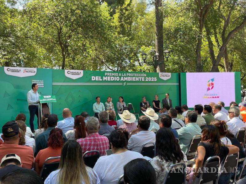 $!Durante el evento en la Alameda Zaragoza, el alcalde Javier Díaz reiteró que su administración trabaja en proyectos ambientales permanentes, más allá de fechas conmemorativas.