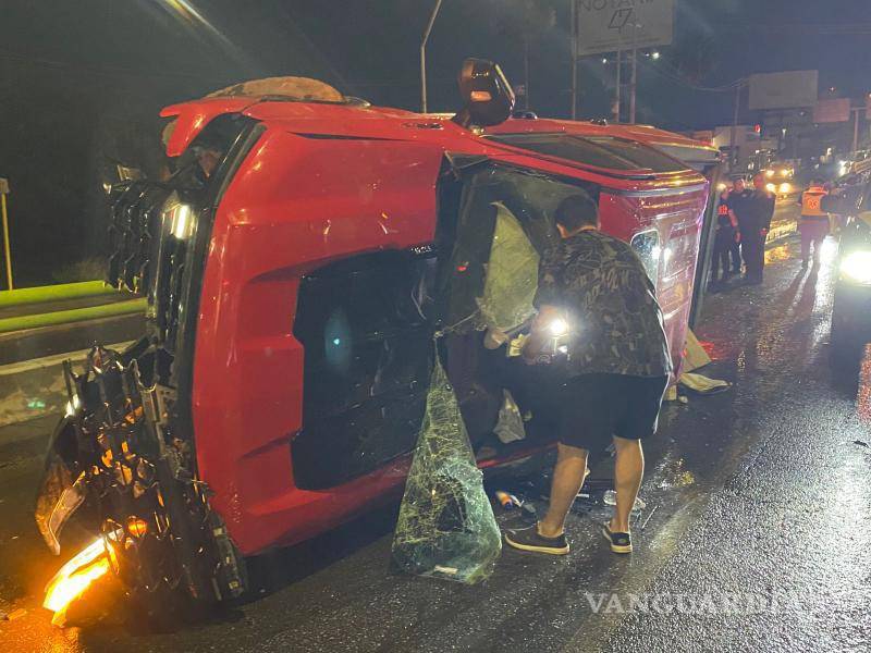 $!Automovilistas detuvieron su marcha para auxiliar a la familia y pedir ayuda.