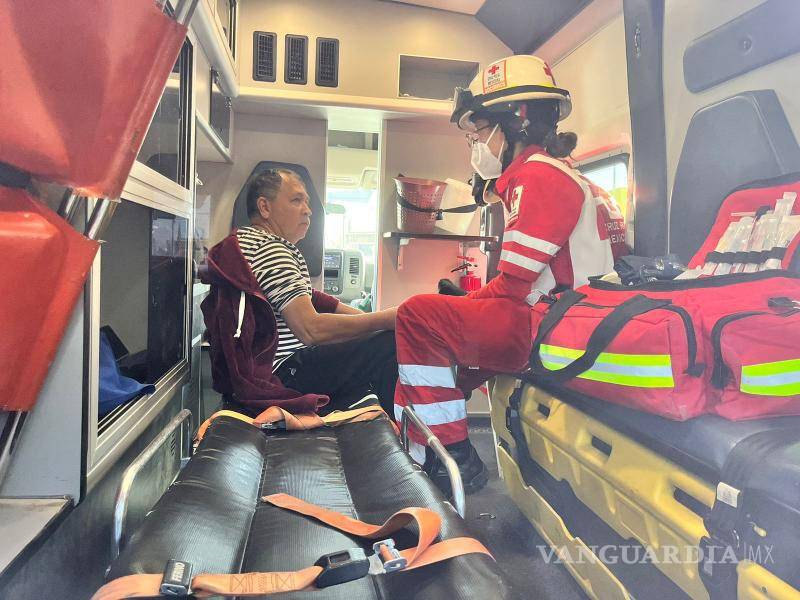 $!Personal de la Cruz Roja valoró en el lugar al conductor y a los ocupantes de los vehículos impactados tras el accidente en el bulevar Morelos.