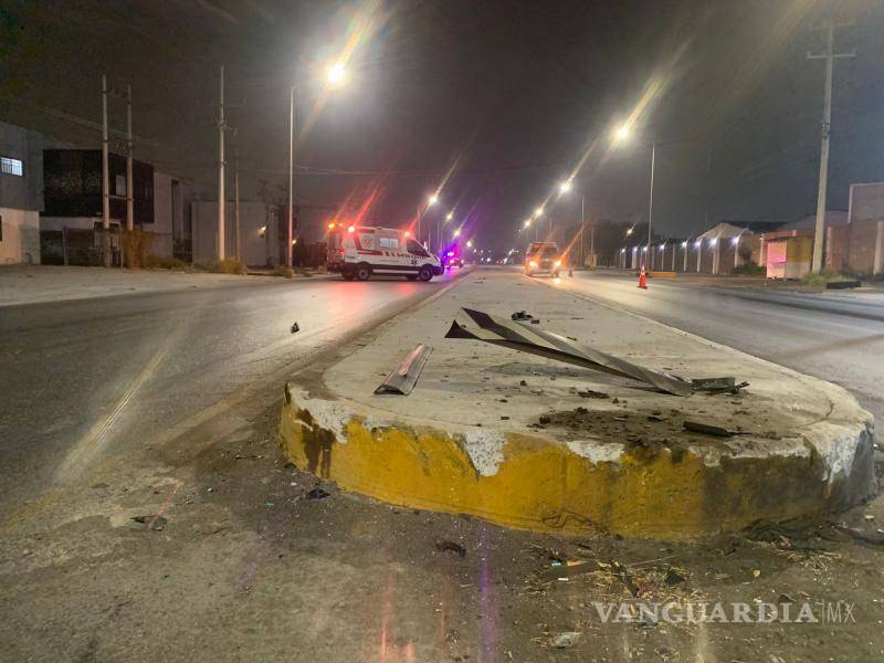 $!Elementos de emergencia atendieron a la conductora en el lugar minutos después del accidente.
