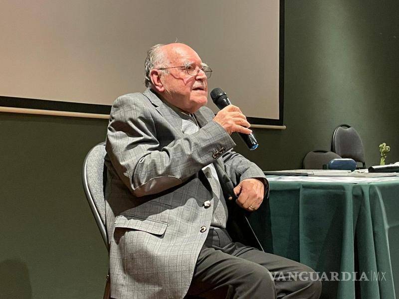 $!“Volvería a elegir Biología”:, dijo Jorge Marroquín al dar un mensaje a los presentes.