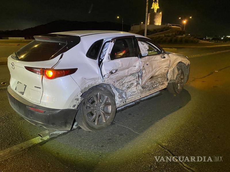 $!Una camioneta Mazda fue de las primeras afectadas en el accidente.
