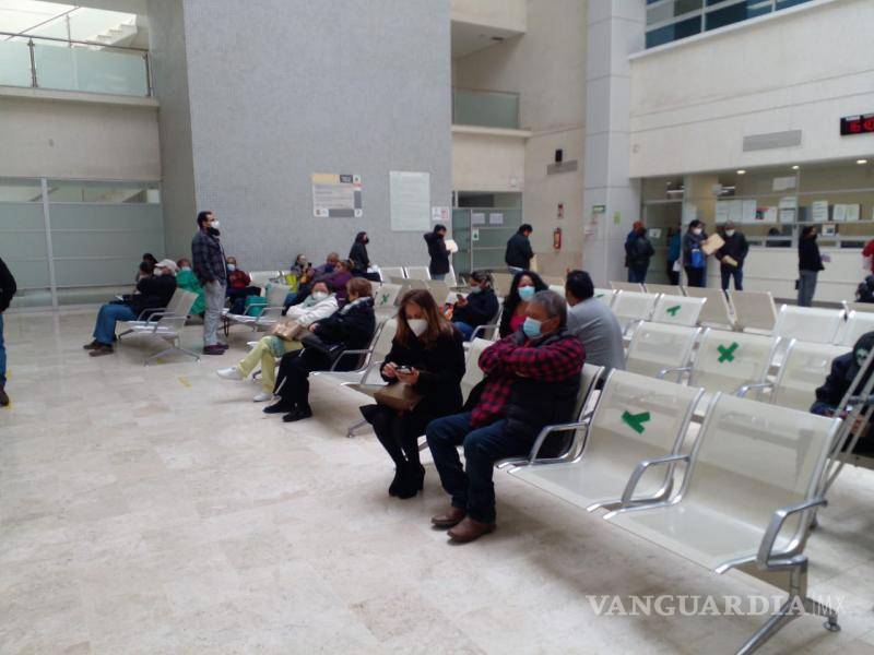 $!Médicos pensionados, falta de medicamentos e insumos son algunas de las causas que especialistas atribuyen a las presiones.