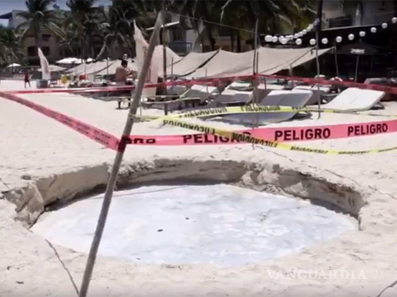 $!Así luce el tremendo socavón que apareció en una playa de Quintana Roo
