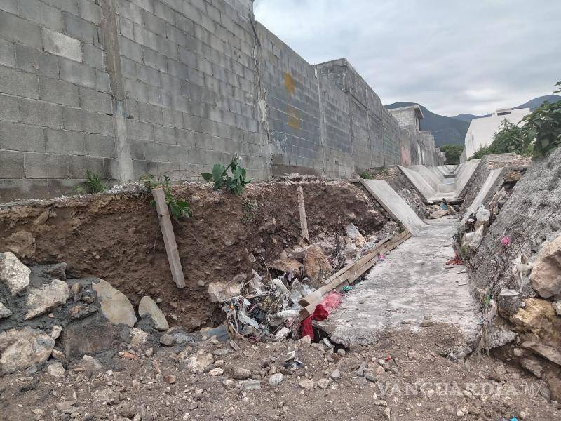 $!Constructora dejó pendiente canal de desagüe, provocando afectaciones con las lluvias.