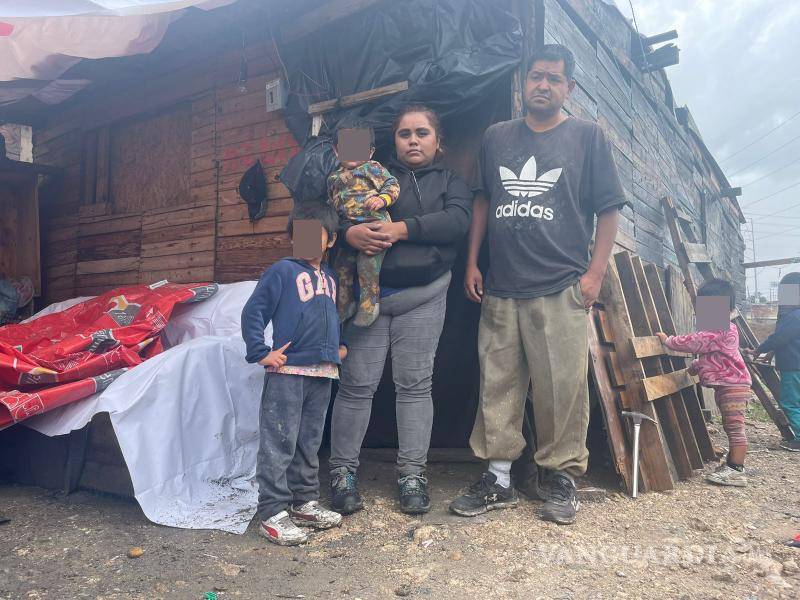 $!José Jacinto y Juana Guadalupe junto a sus cuatro hijos, mostrando la difícil situación dentro de su hogar inundado.