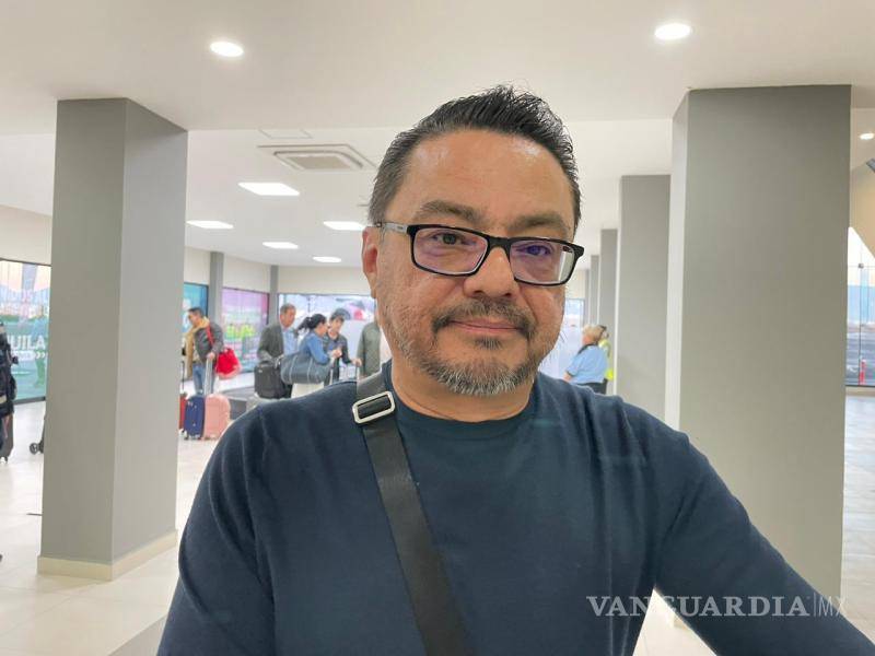 $!Luis Antonio García compartió su satisfacción al ser recibido por familiares al llegar al Aeropuerto Plan de Guadalupe.