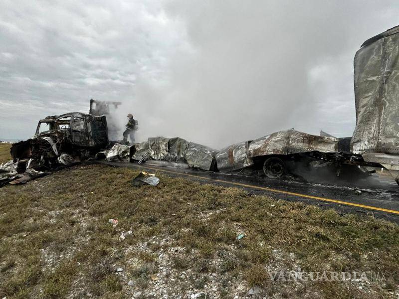 $!Cierran autopista Laredo-Monterrey por choque e incendio de tráileres