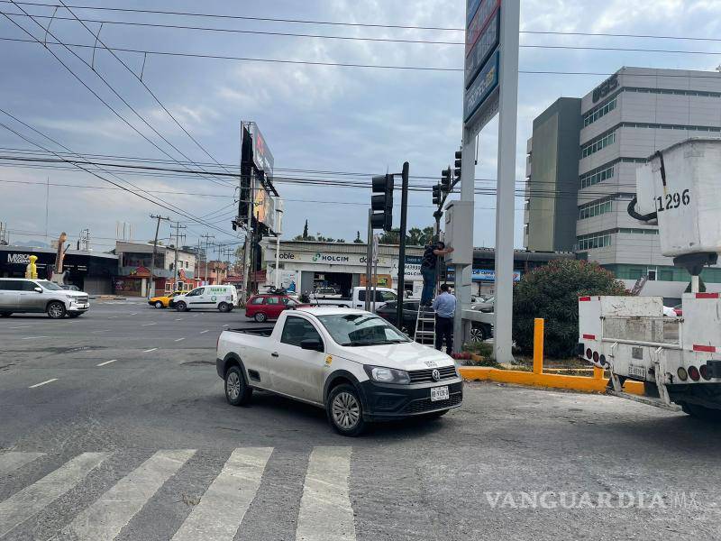 $!El caos vehicular se desató por la falla en los semáforos del bulevar V. Carranza, afectando a conductores y peatones.