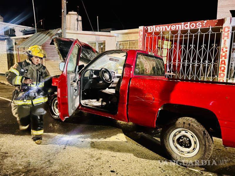 $!La camioneta Ford terminó con daños severos tras el siniestro; no hubo personas lesionadas.