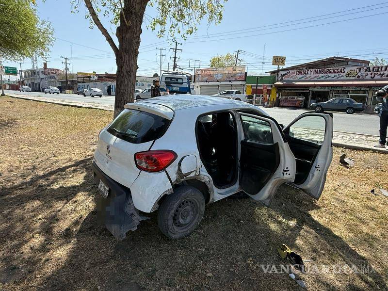 $!El tráiler cargado con agua estuvo a punto de causar un grave accidente en Paseo de la Reforma.