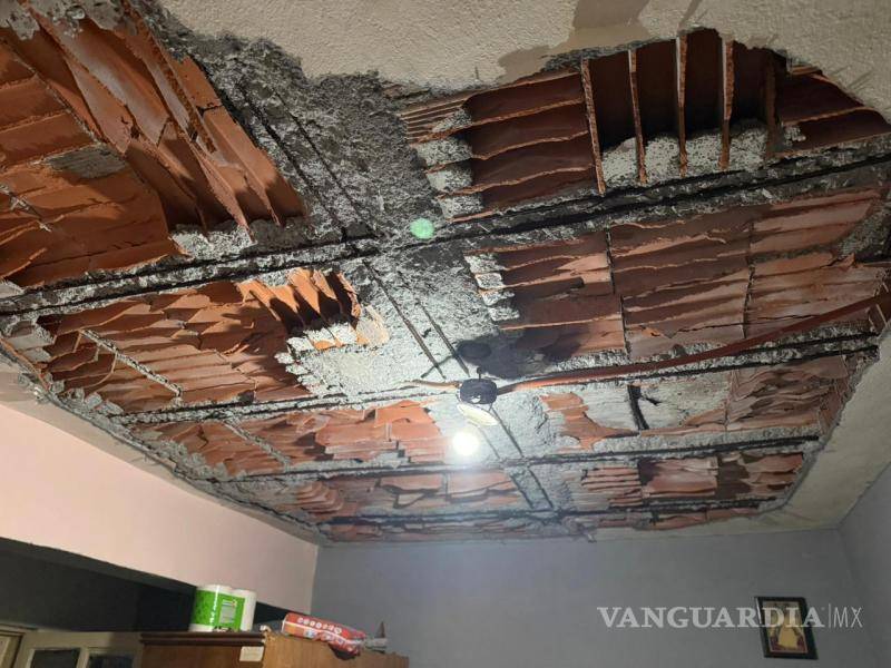 $!Mientras dormía, a mujer le cae parte del techo de su vivienda, en NL