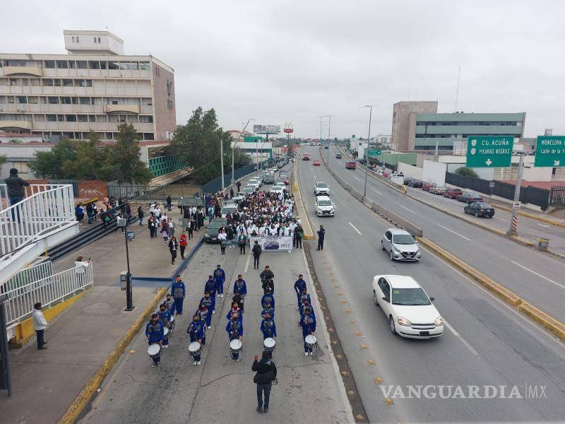$!Trabajadores del instituto realizaron una caminata por el bulevar Harold R. Pape en las inmediaciones de la clínica.