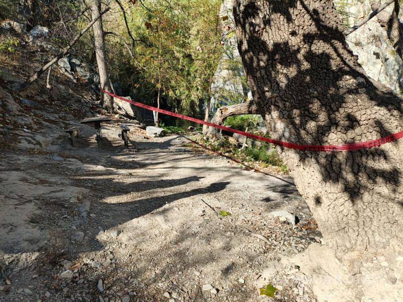 $!Oficiales municipales acordonan el área de la cascada para permitir las labores de los servicios periciales.