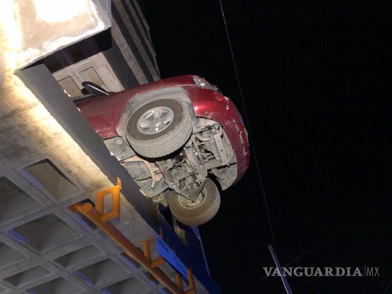 $!A punto de caer estuvo el coche.