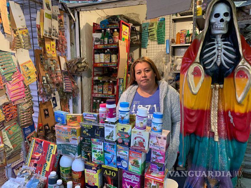 $!“Son fechas importantes para quienes trabajan la santería, son fechas en que ellos más tienen trabajo y la venta de artículo como veladoras, imágenes de la muerte o hierbas se venden más que en el resto del año”, comentó Doña Leticia