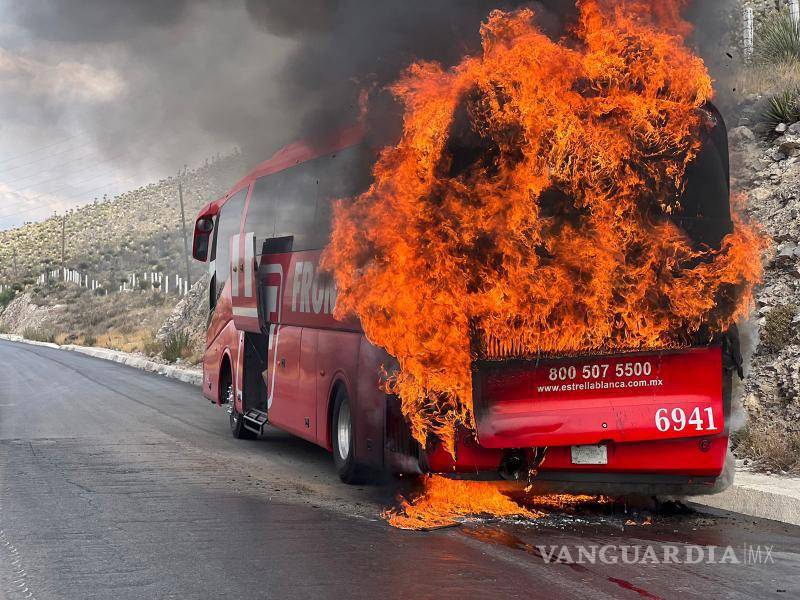 $!El camión quedó totalmente consumido por las llamas.