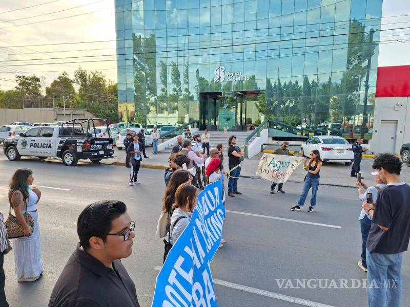 $!Elementos de Tránsito Municipal permanecieron en el sector mientras ciudadanos se concentraron frente a las instalaciones de Aguas de Saltillo.