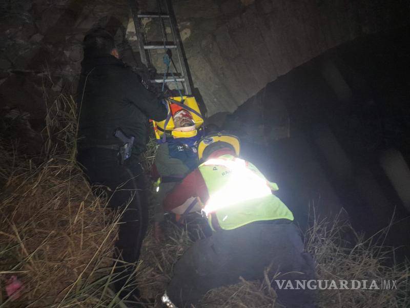 $!Para su extracción, fue necesario destruir las puertas laterales de la unidad siniestrada.