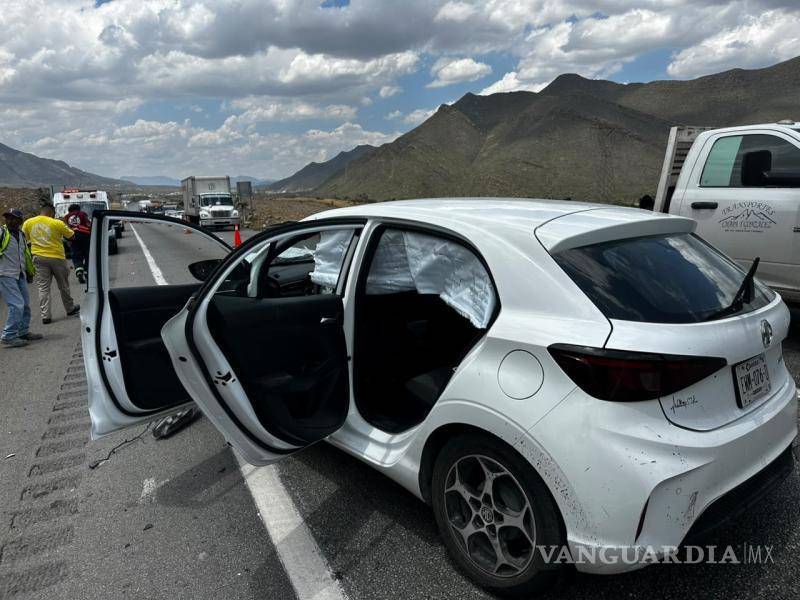 $!Automovilistas que presenciaron el accidente solicitaron la intervención de los cuerpos de emergencia.