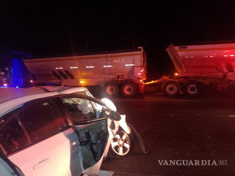 $!Autoridades de tránsito municipal inspeccionarón el lugar del accidente en la carretera de Monterrey-Saltillo.