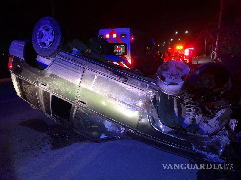 $!Testigos rompieron los vidrios para sacar al joven ileso de la camioneta volcada.