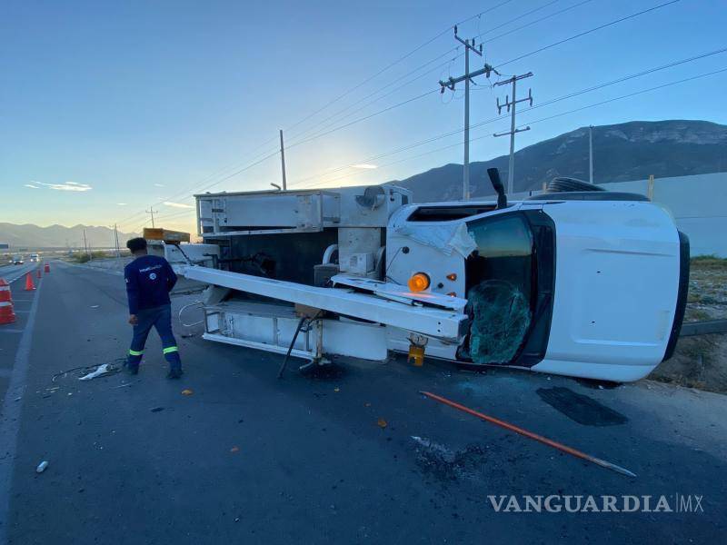 $!La camioneta terminó recostada sobre su costado derecho, frente a la planta de Holcim.