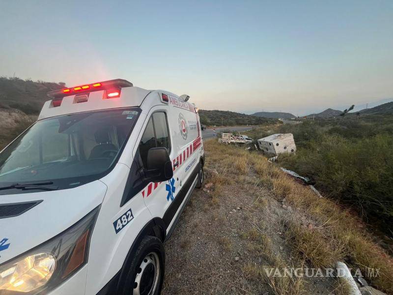 $!Los ocupantes de la camioneta, presuntamente en estado de ebriedad, se negaron a recibir atención médica a pesar de las heridas.