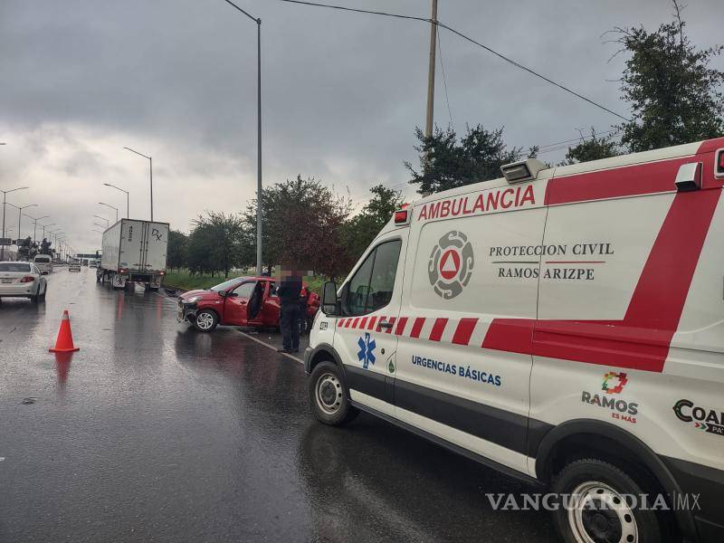 $!El conductor lesionado fue trasladado por paramédicos de bomberos a la Clínica Dos del IMSS tras el accidente.